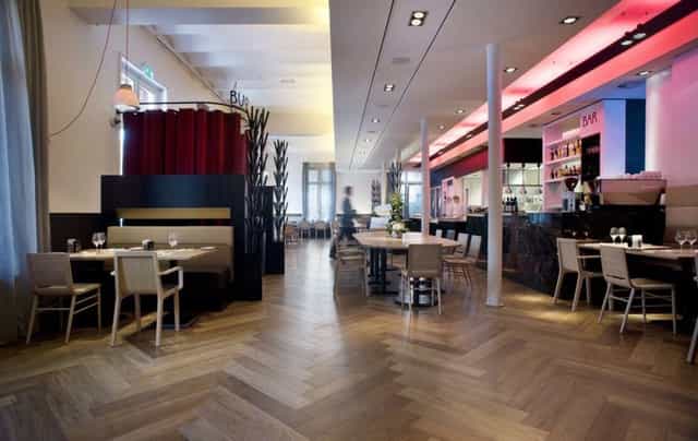 The Manor Amsterdam lounge: elegant booth seating for networking mixers and corporate receptions.