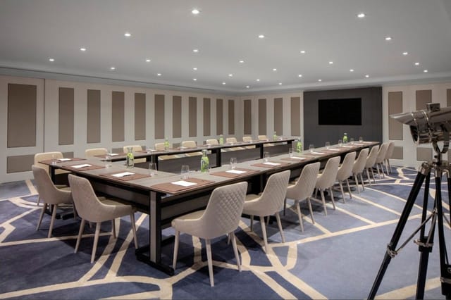 U-shape meeting room in 7-Squared with AV screen for corporate events and team workshops.