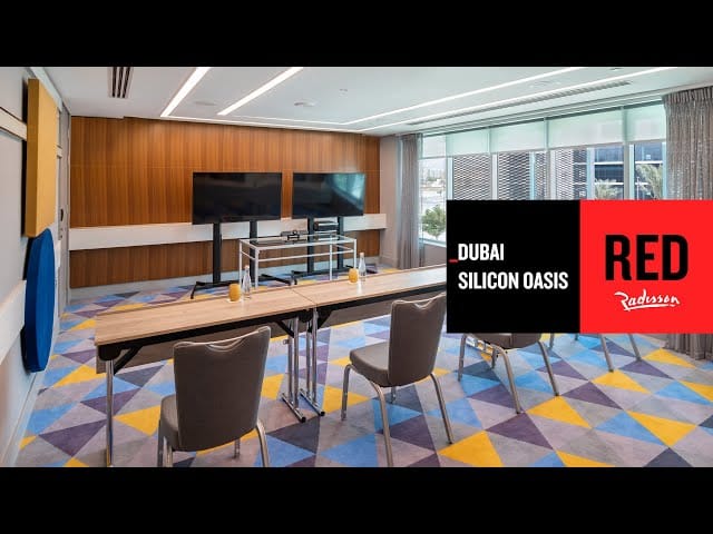 Modern meeting room with dual-screens for corporate workshops and training sessions in Dubai.