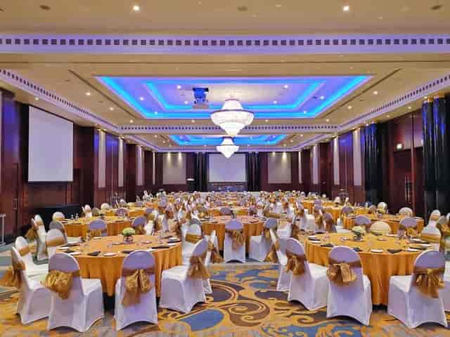 Al Wasl Ballroom, Dusit Thani Dubai with tiered ceilings for corporate gala and award dinner events.