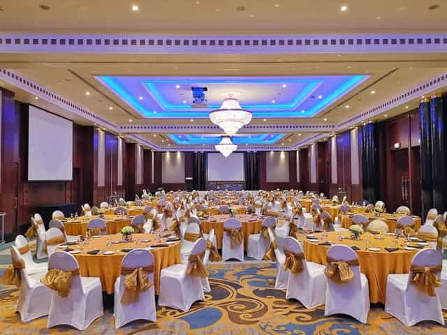 Al Wasl Ballroom, Dusit Thani Dubai with tiered ceilings for corporate gala and award dinner events.