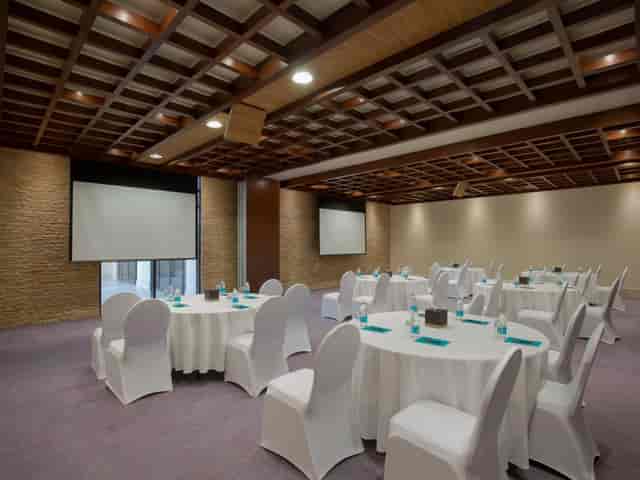 Monte Carlo Ballroom banquet seating for corporate workshops and professional social events.