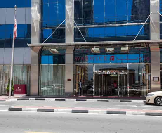 Carlton Downtown Hotel entrance with porte-cochère for corporate events and hotel meeting logistics.