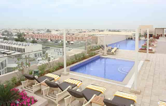 Rooftop pool at Metropolitan Hotel Dubai for corporate retreats and networking events.