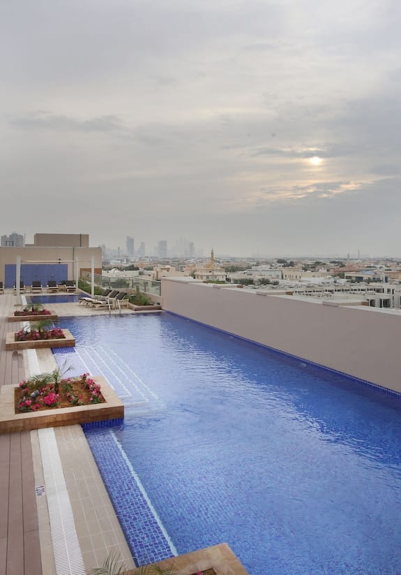 Infinity pool at Metropolitan Hotel Dubai rooftop for exclusive cocktail and networking events.