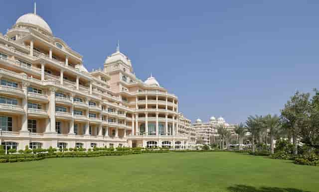 Luxury outdoor gala venue at Raffles The Palm Dubai for high-end corporate events.