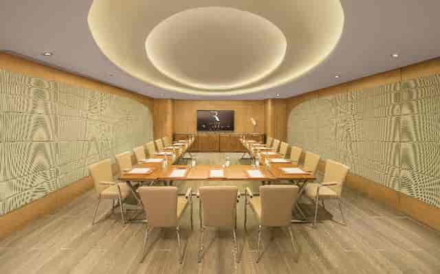 U-shape boardroom at The Retreat Palm Dubai, modern executive meeting space for corporate events.