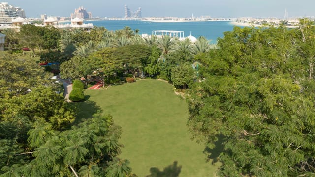 Beachfront Lawn at Kempinski Palm Jumeirah: luxury garden venue for corporate events and gala dinners.