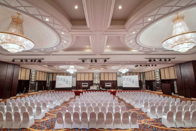 Mövenpick Grand Al Bustan Dubai