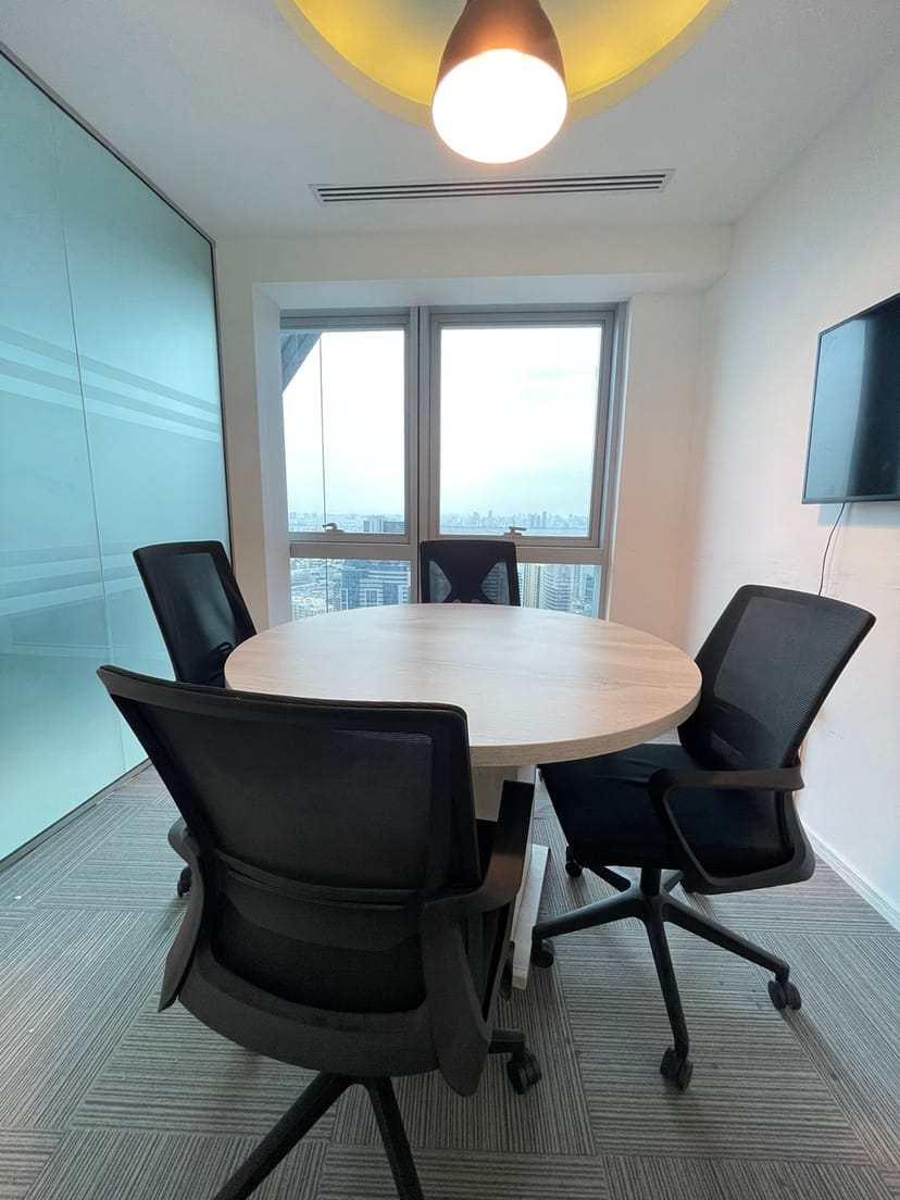 Czar Workspace high-rise huddle room with circular table for collaborative brainstorming meetings.