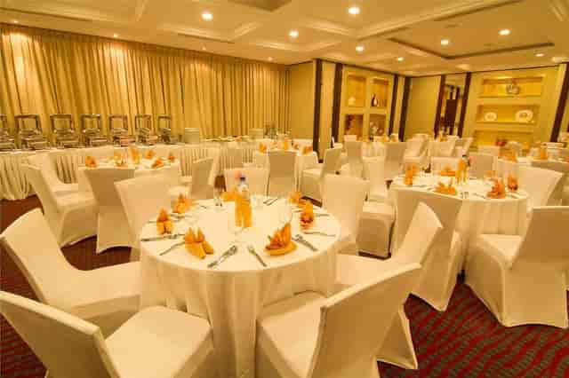 Ballroom banquet setup with round tables for corporate meetings and formal events in Dubai.