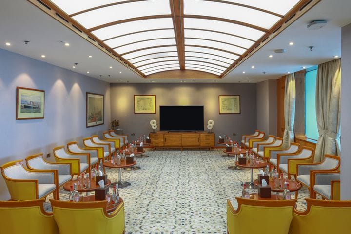Majlis Boardroom at Queen Elizabeth 2: theater-style setup for executive meetings and workshops.