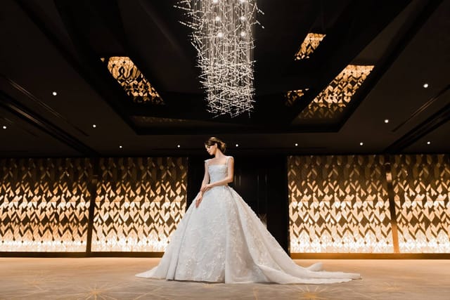 Luxury L'Obelisque ballroom in Dubai with grand chandelier for upscale weddings and gala events.