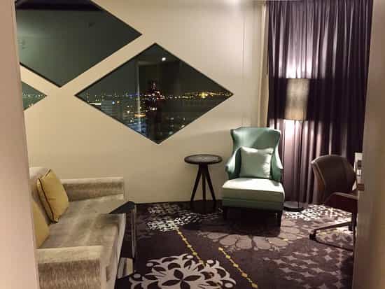 Modern lounge in Apollo Hotel Amsterdam, perfect for meetings and informal gatherings.
