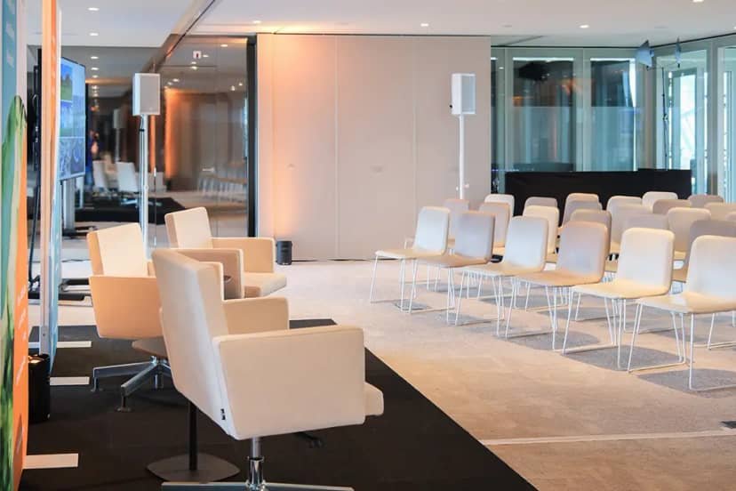 Modern meeting room in Capital C Amsterdam, ideal for presentations and discussions.