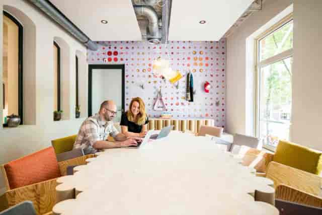 Modern meeting room in Capital C Amsterdam, vibrant decor for brainstorming sessions.