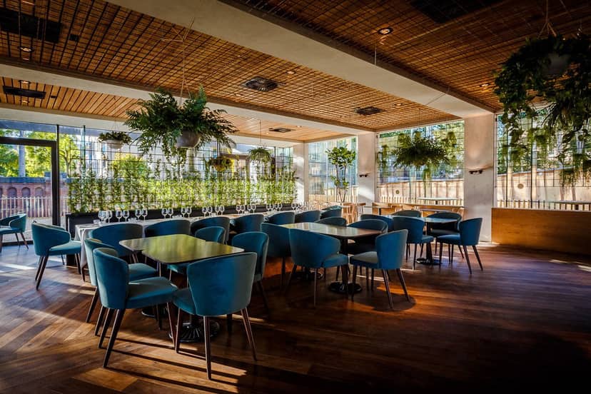 Modern PARK Café in Hotel Arena Amsterdam for corporate meetings and social events.