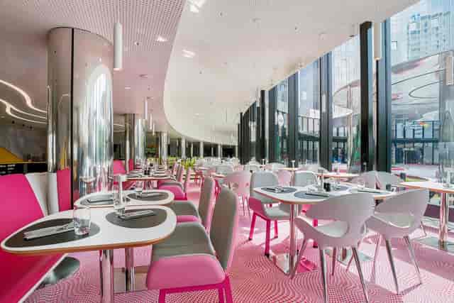 Modern cocktail lounge in Park Inn Amsterdam, perfect for meetings and events.