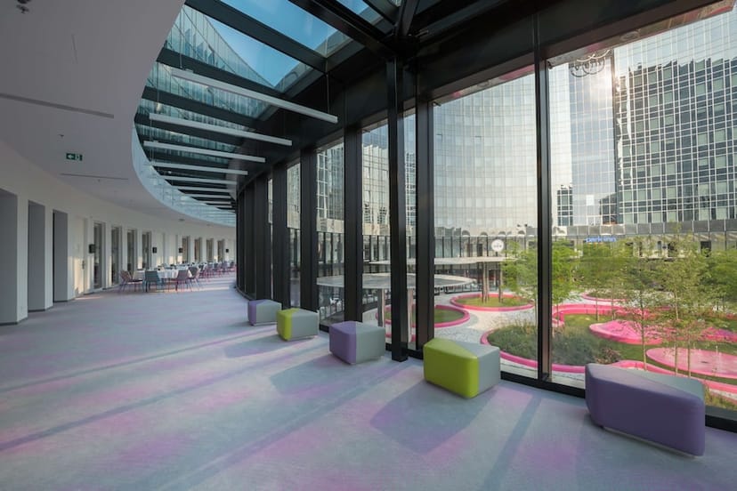 Cocktail lounge at Park Inn Amsterdam, featuring large windows for vibrant events.