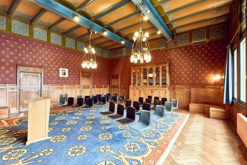 Lotenzaal meeting room with elegant decor, ideal for conferences and workshops.