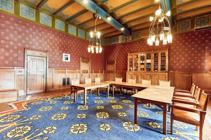 Elegant Bediendenkamer meeting room with wood paneling, ideal for workshops and conferences.