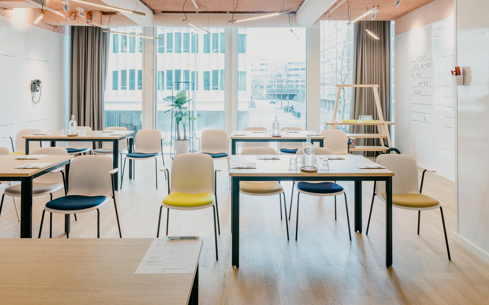 Modern boardroom in Hotel Casa Amsterdam, bright space for workshops and meetings.