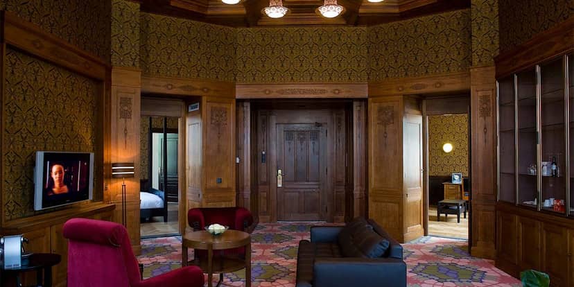 Sophisticated wine cellar meeting space at Grand Hotel Amrâth Amsterdam for intimate gatherings.