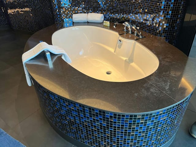 Luxury mosaic soaking tub in W Dubai - The Palm for VIP event and incentive travel site inspections.