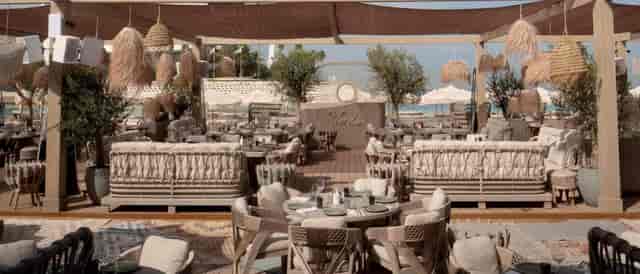 Verde Beach Jumeirah: Sophisticated lounge seating for a corporate cocktail or networking event.