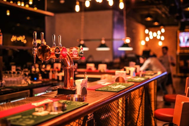 Brooklyn Bar Dubai: Well-lit networking venue for corporate mixers and business events.