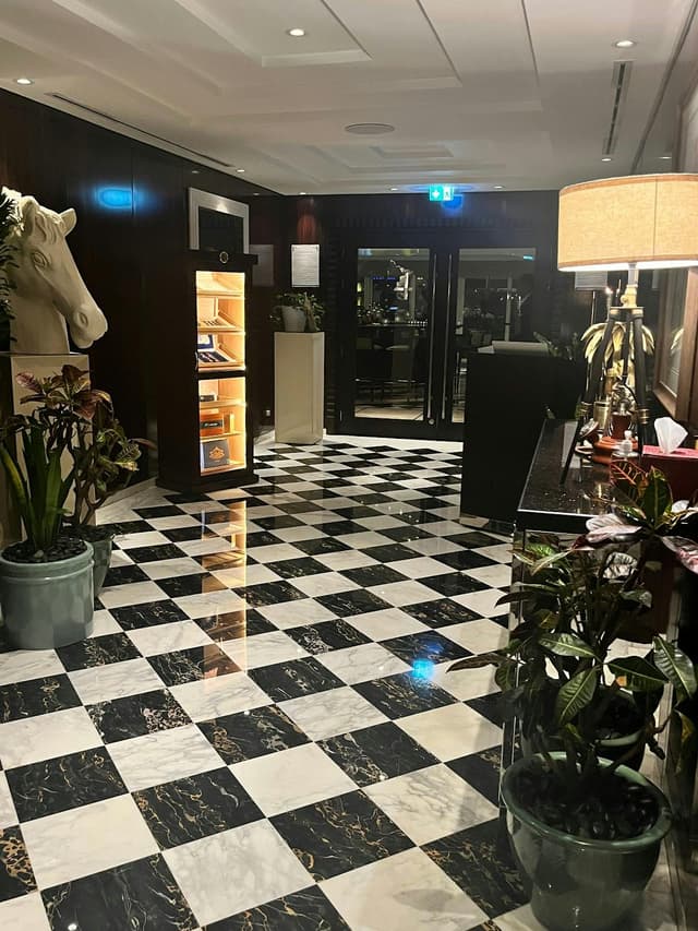 Bar 44