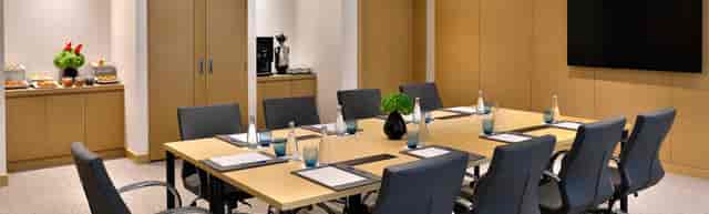 Boardroom at Avenue Hotel: Professional meeting space with minimalist decor for corporate events.