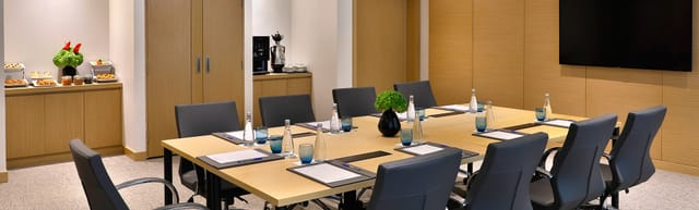 Boardroom at Avenue Hotel: Professional meeting space with minimalist decor for corporate events.