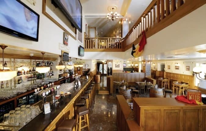 Bi-level English pub, The Red Lion, ideal for networking events and corporate happy hours.