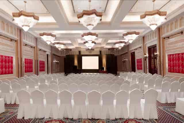 Al Badir Ballroom in Madinat Jumeirah with chandeliers, ideal for corporate summits and keynotes.