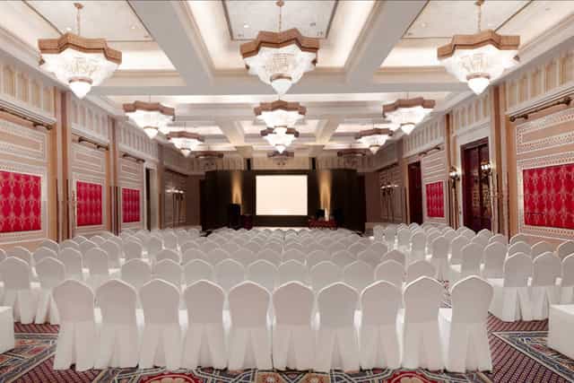 Al Badir Ballroom in Madinat Jumeirah with chandeliers, ideal for corporate summits and keynotes.