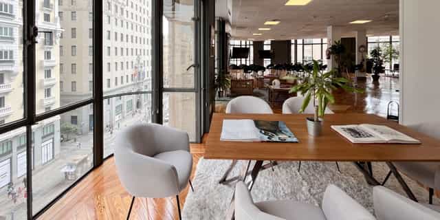 Corporate event space at GRAN VIA HUB27 with theatre seating and collaborative meeting tables.