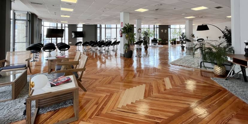 Modern venue at GRAN VIA HUB27 with herringbone floors for corporate events and networking mixers.