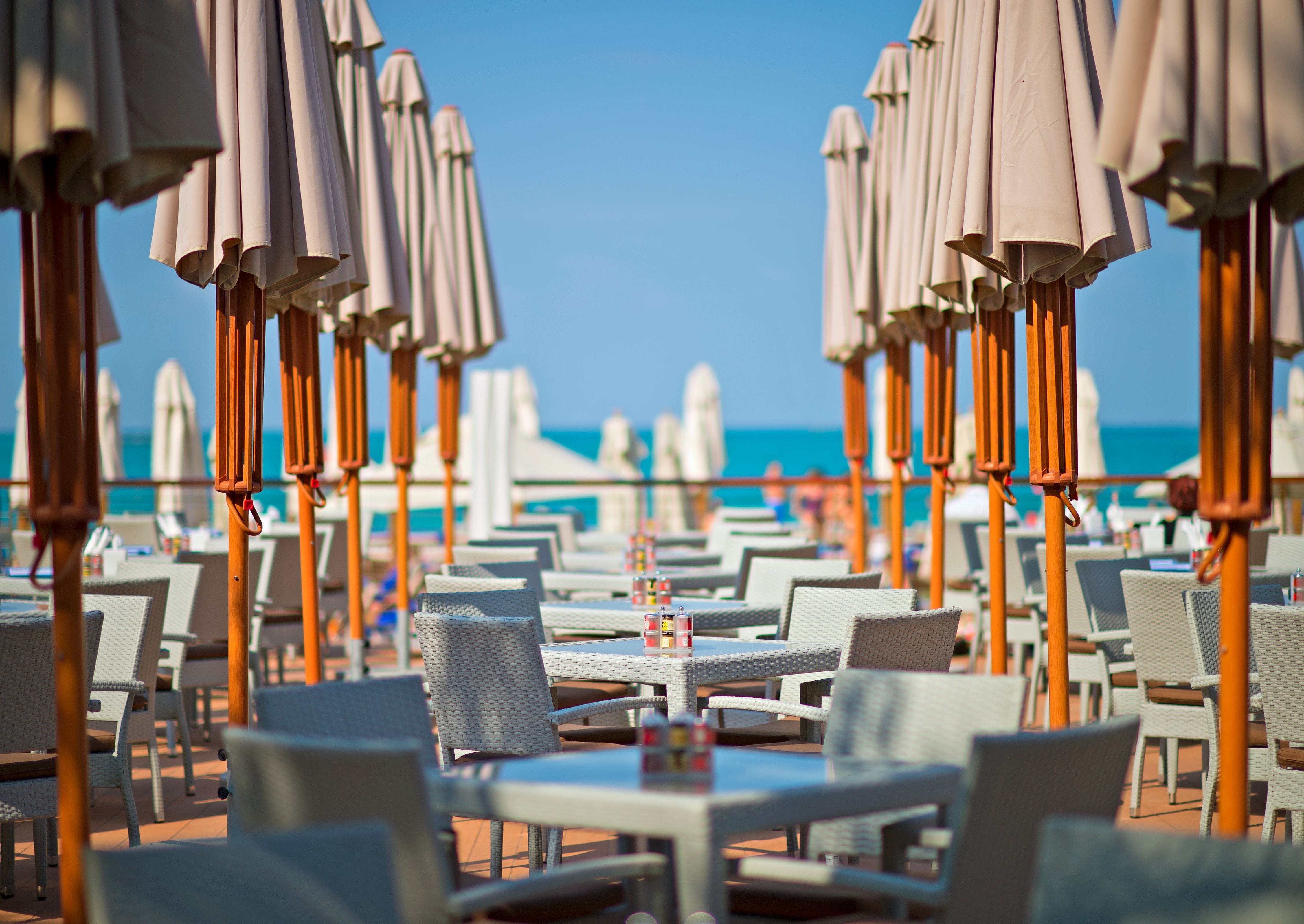 Wavebreaker Beach Bar & Grill - Hilton ...