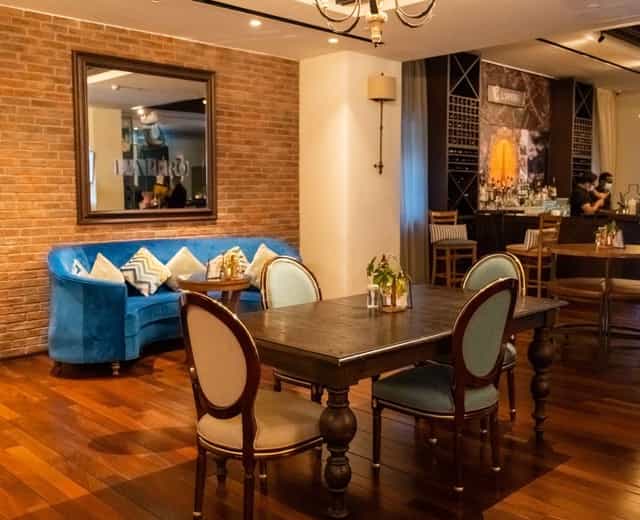 Stylish meeting space with blue couch at L'APERO, perfect for networking events.