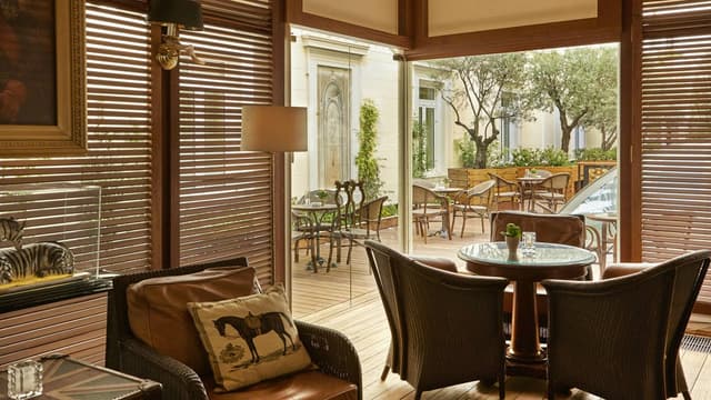 cigar lounge