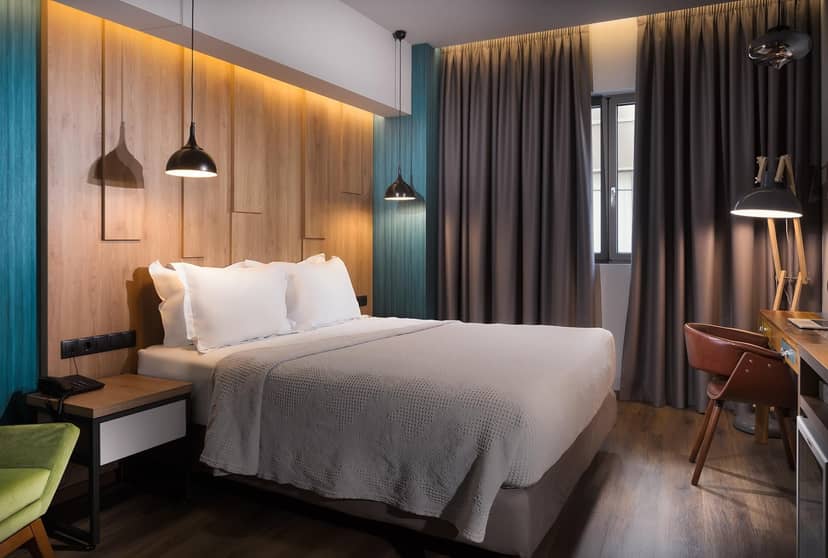 Modern corporate hotel suite with ergonomic workspace for business events and room blocks.