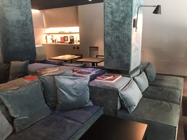 Low-profile lounge seating for casual networking and corporate breakout events.