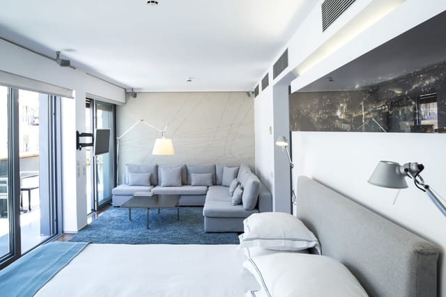 High-end executive suite for private stakeholder meetings and professional VIP breakout events.