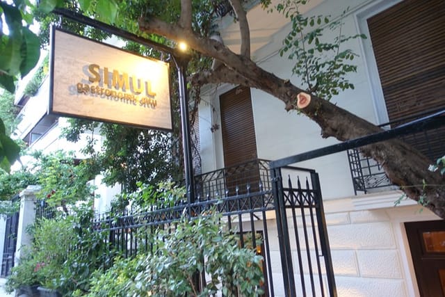 Boutique restaurant in SIMUL with lush foliage, ideal for private dining and corporate events.