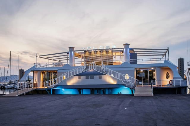 Lounge Deck