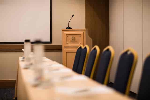 Electra boardroom for professional keynote presentations and panel discussions.