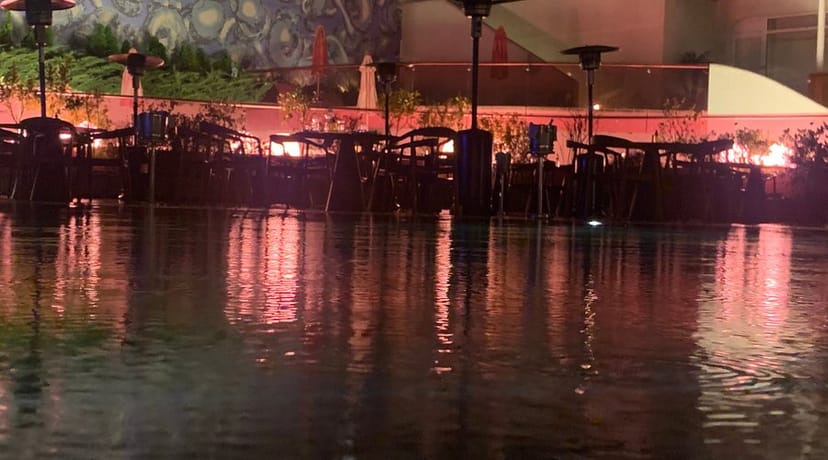 Freud Oriental poolside reception with mood lighting for high-end corporate events or weddings.