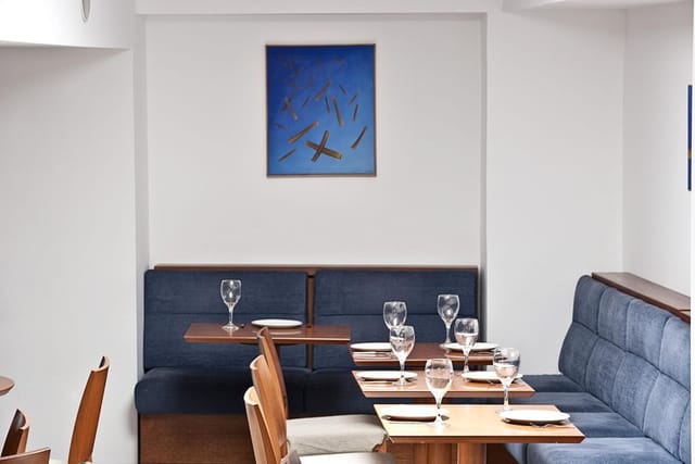 Modern Arion Hotel conference room with modular booths for corporate off-sites and lunch meetings.