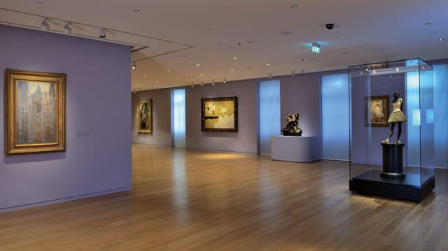 Minimalist gallery event space for corporate receptions and cocktail hours.